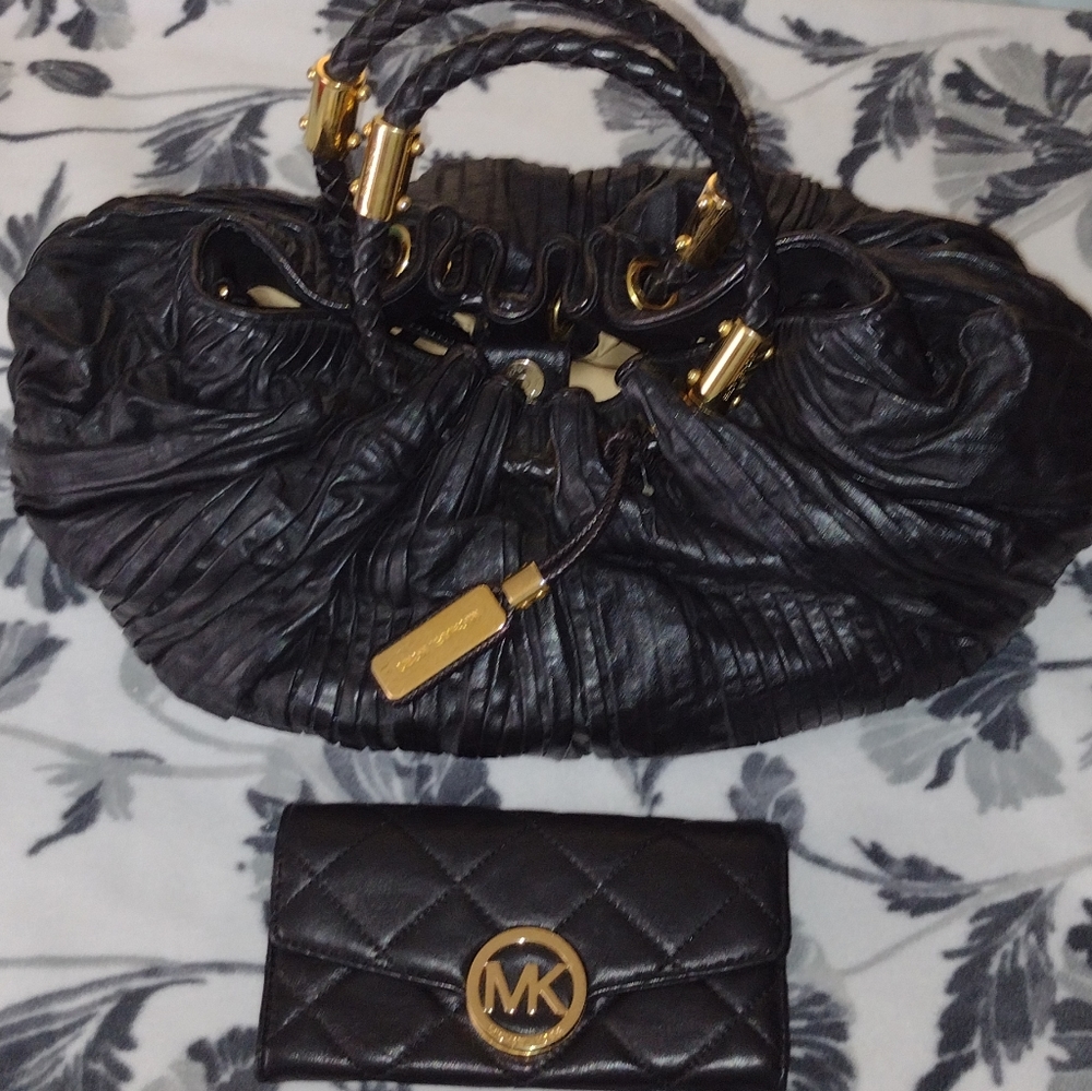 Michael kors Scorpio ringtote in black leather.